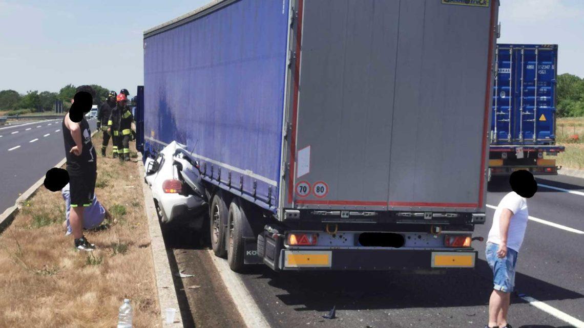 Auto travolta e schiacciata da un camion sull’A1 a Cassino, conducente miracolato