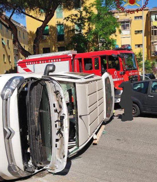 Scontro tra un’auto e un pulmino a Ostia, 4 anziani gravi in ospedale