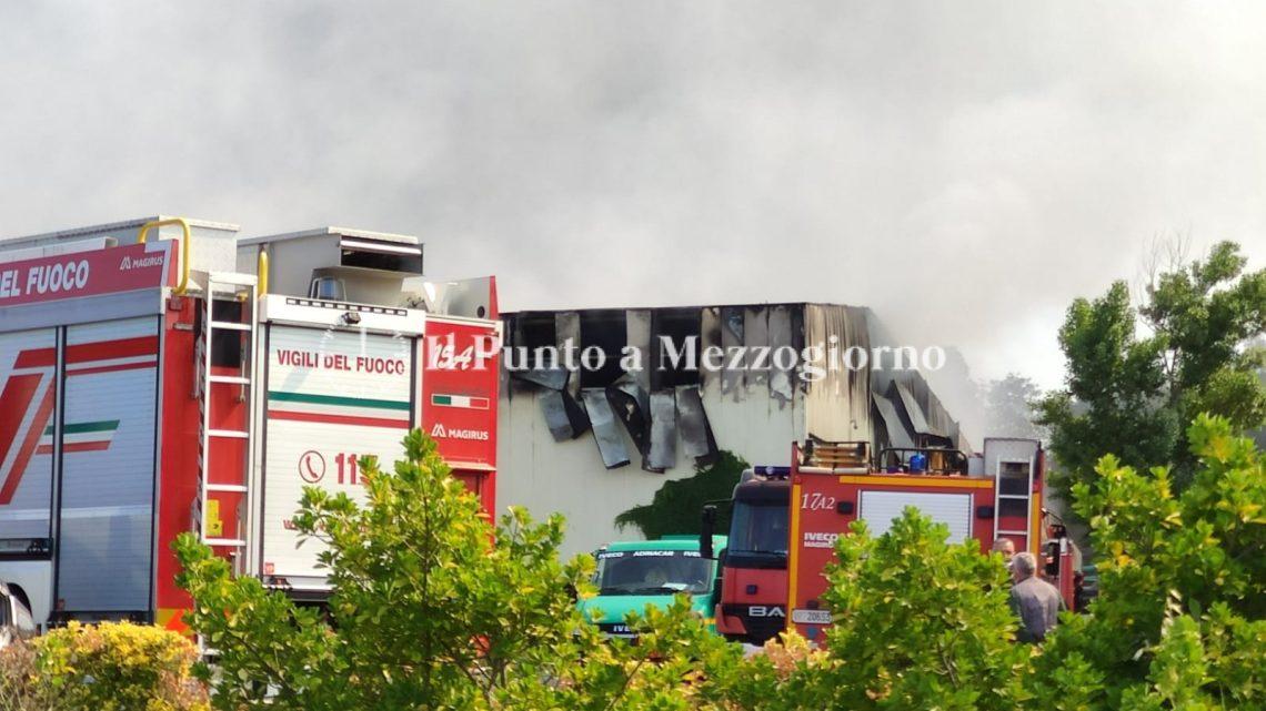 Incendio a Malagrotta, Cari (vvf), rogo sotto controllo, bruciano due capannoni del tmb2