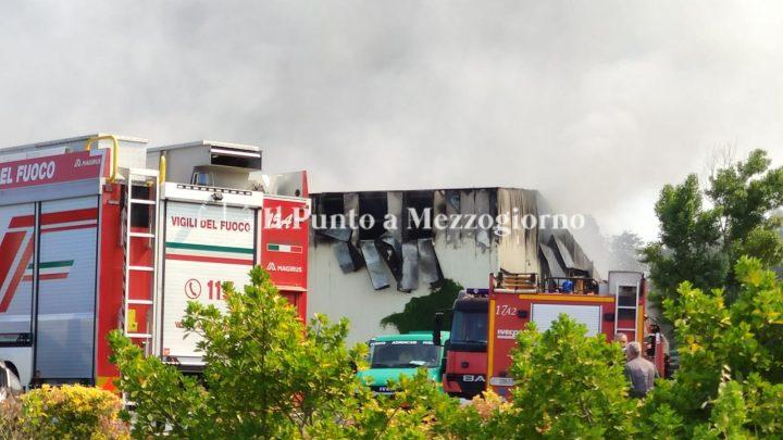 Incendio a Malagrotta, Cari (vvf), rogo sotto controllo, bruciano due capannoni del tmb2