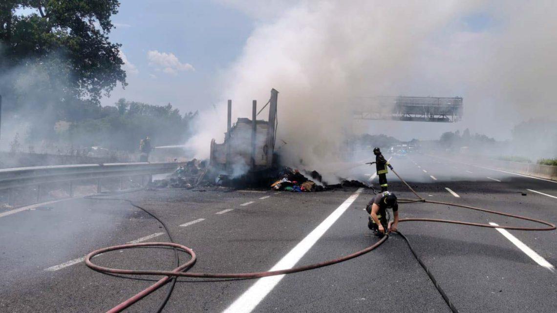Camion in fiamme sull’autostrada a Cassino, tre i chilometri di coda