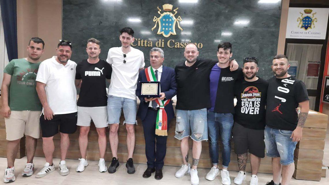 Cassino – Targa dell’Amministrazione Comunale alla “Nuova Sant’Angelo” Cassino – Targa dell’Amministrazione Comunale alla “Nuova Sant’Angelo”