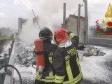 I Vigili del Fuoco di Cassino durante le operazioni di spegnimento dell'incendio