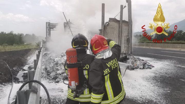Due autobotti dei Vigili del Fuoco per domare l’incendio del camion in A1 a Cassino