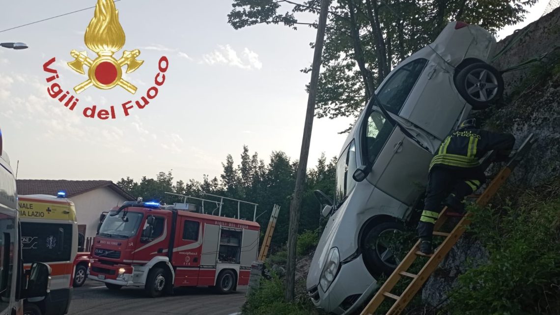 Escono di strada con l’auto a Filettino, soccorsi dai vigili del fuoco