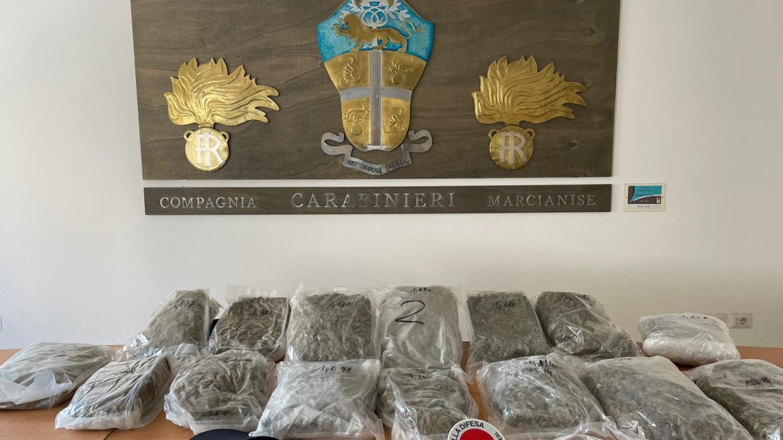 In auto con 16 chili di marijuana, arrestato dai carabinieri In auto con 16 chili di marijuana, arrestato dai carabinieri