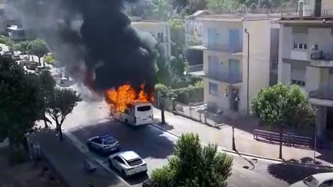 Paura per pullman in fiamme in pieno centro a Cassino – VIDEO