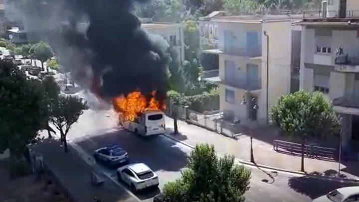 Paura per pullman in fiamme in pieno centro a Cassino – VIDEO