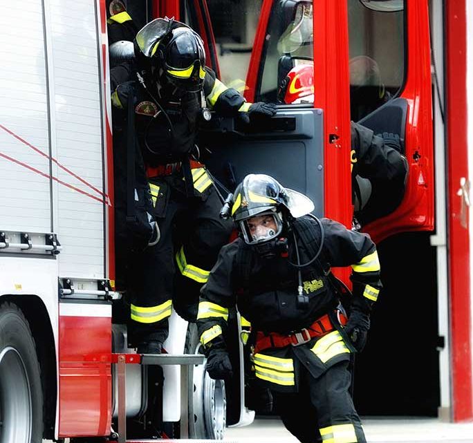 Incendio in un locale a Mondragone, tre operai gravemente ustionati