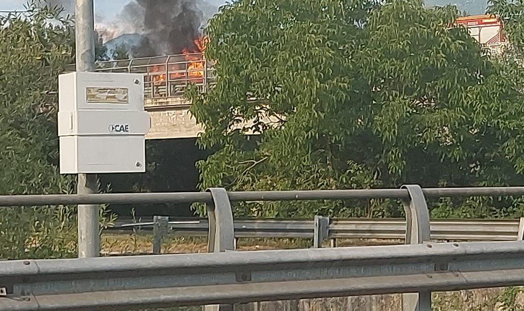 Furgone in fiamme, traffico interrotto sulla superstrada Cassino Formia