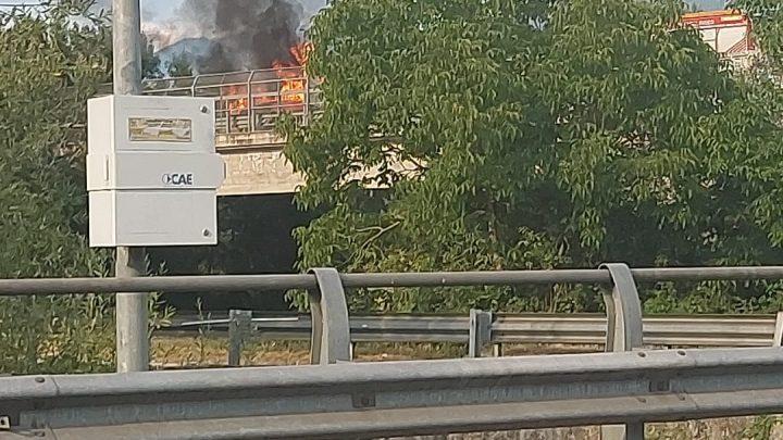 Furgone in fiamme, traffico interrotto sulla superstrada Cassino Formia
