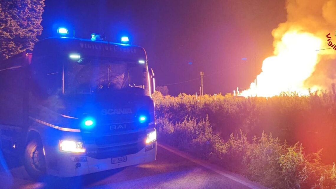 Teano – Incendio alla cabina del gas metano,  vigili del fuoco al lavoro con due squadre