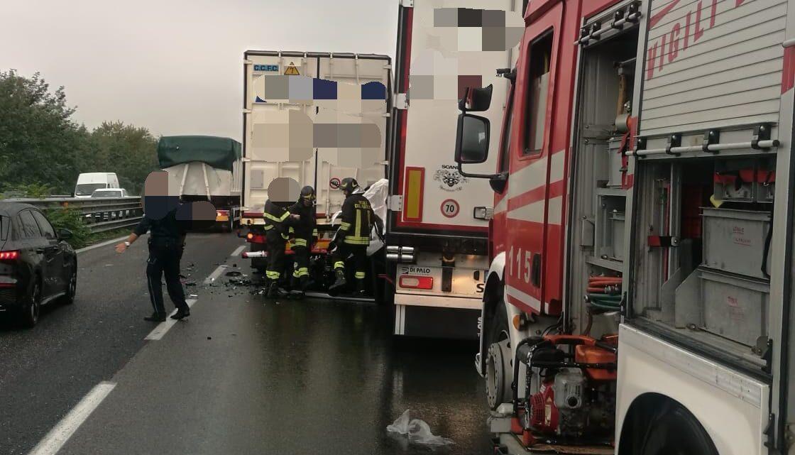 SS Nola-Vila Literno – Un morto nello scontro tra due tir e un’auto SS Nola-Vila Literno – Un morto nello scontro tra due tir e un’auto