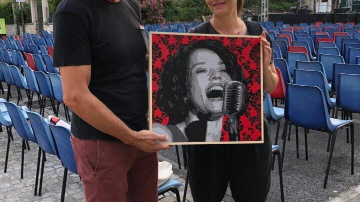 L’artista cassinate Emiliano Terenzi dona un quadro a Carmen Consoli