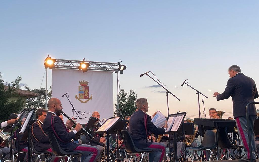 La Fanfara della polizia suona i Maneskin a Fabrica di Roma