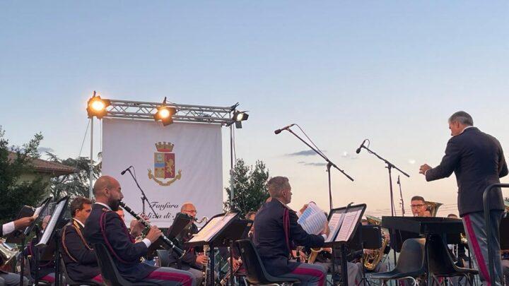 La Fanfara della polizia suona i Maneskin a Fabrica di Roma