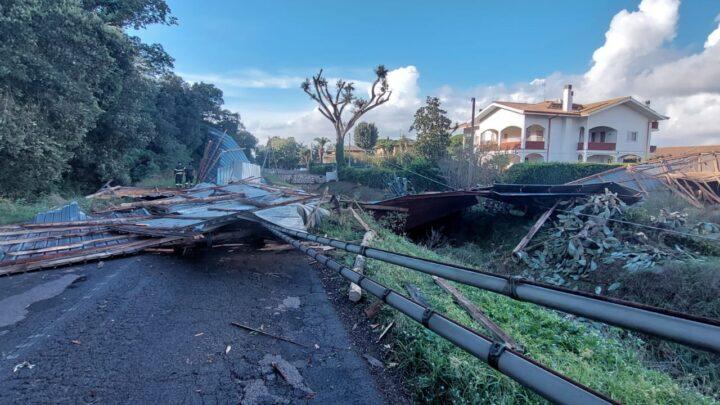 Latina: tromba d’aria e nubifragi su tutto il litorale, strade bloccate da alberi e fango