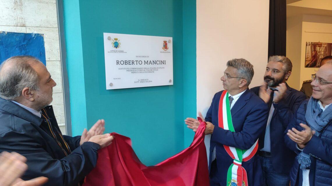 Emozionante cerimonia per ricordare la figura di Roberto Mancini Emozionante cerimonia per ricordare la figura di Roberto Mancini