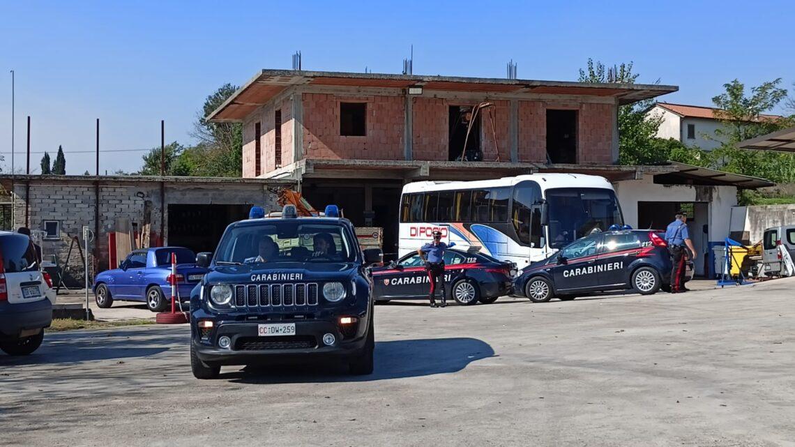 Schiacciato dal pullman mentre lo ripara, muore a Pignataro meccanico 57enne