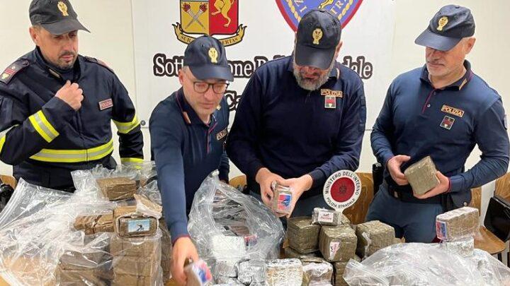 Cassino – Fermata con oltre 60 chilogrammi di droga in autostrada, arrestata