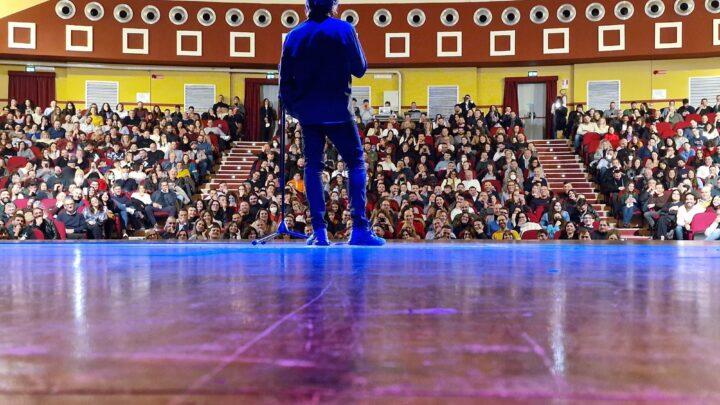 Grande successo, ieri sera al Manzoni, per Angelo Duro