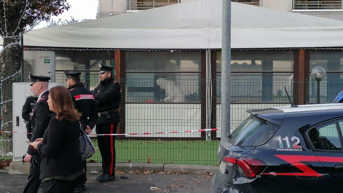 Spara e uccide tre persone al bar durante la riunione di condominio