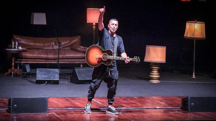 Alex Britti, in “Tour sul divano” manda in visibilio il Manzoni 