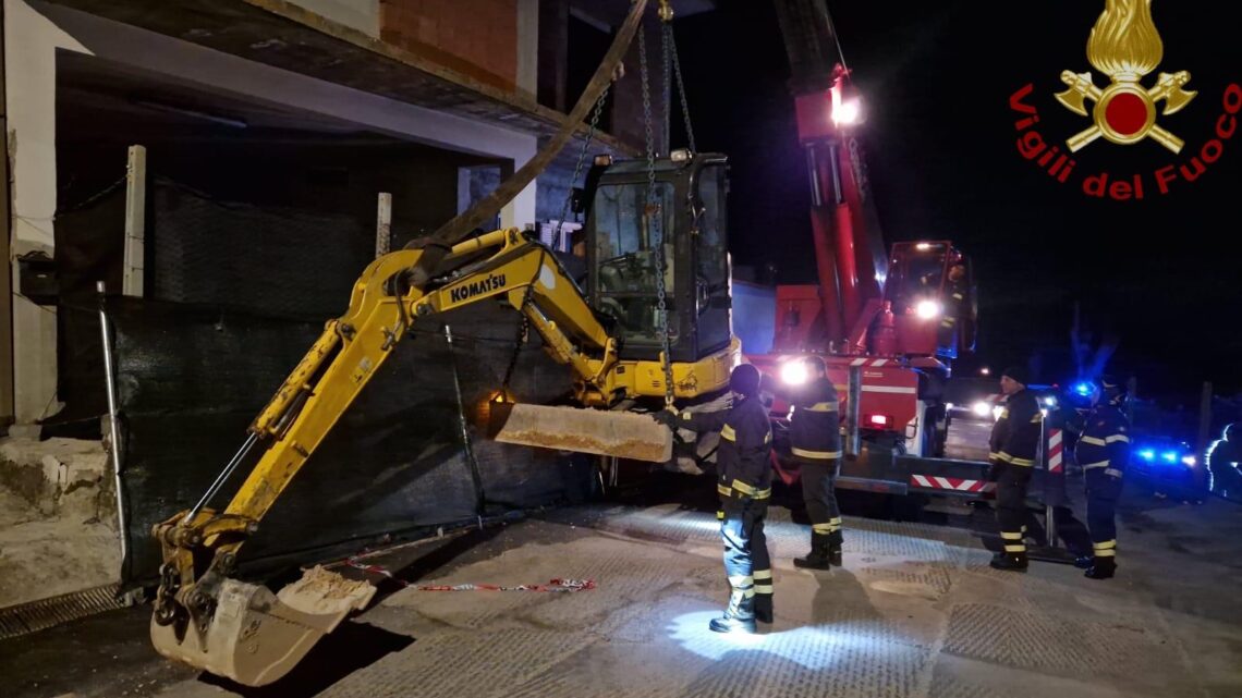 Piglio: Vigili del fuoco al lavoro tutta la notte per il cedimento di un muro di contenimento.