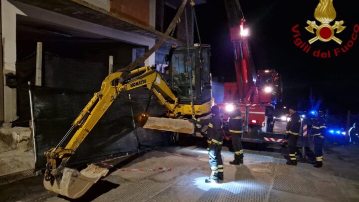 Piglio: Vigili del fuoco al lavoro tutta la notte per il cedimento di un muro di contenimento.