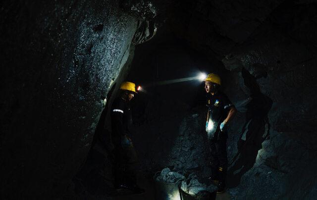 Le condizioni di lavoro nelle miniere d’oro colombiane negli scatti di Guindani per Banca Generali