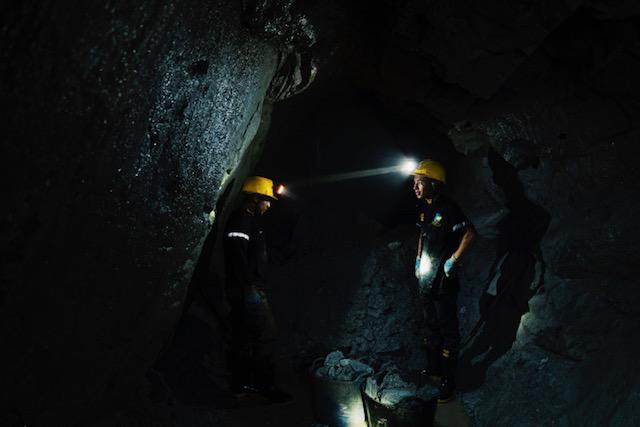 Le condizioni di lavoro nelle miniere d’oro colombiane negli scatti di Guindani per Banca Generali