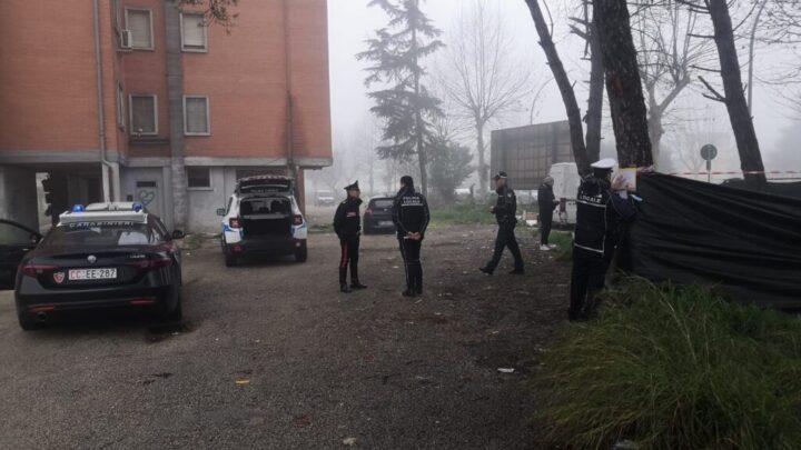 Cassino, complesso Ater via Garigliano; la polizia locale sequestra discarica di rifiuti auto  e moto abbandonate