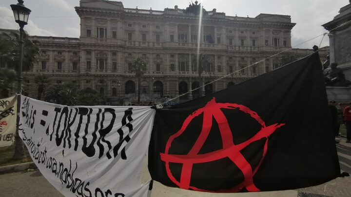 Anarchici in piazza davanti alla Cassazione contro il carcere duro, tensioni con giornalisti