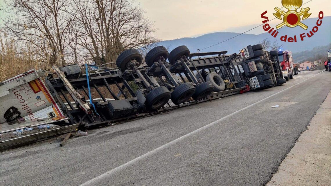 Tir si ribalta a Colli a Volturno, concluse le operazioni di rimozione