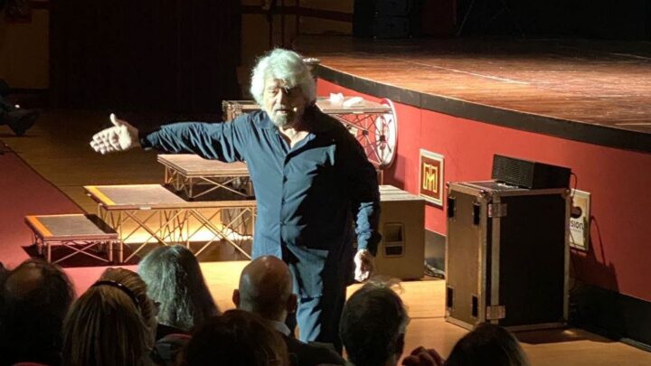 Cassino – Grande successo il ritorno di Beppe Grillo al teatro Manzoni