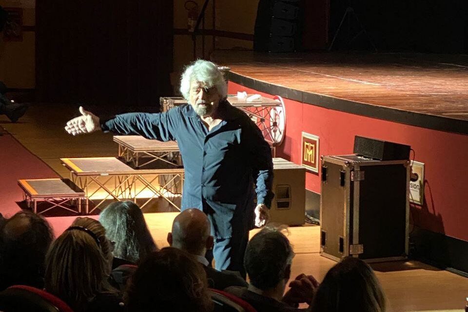 Cassino – Grande successo il ritorno di Beppe Grillo al teatro Manzoni