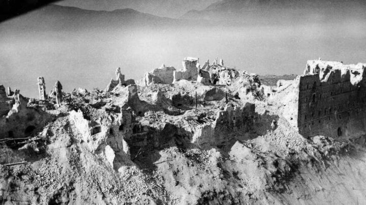 Il 15 febbraio del 1944 l’abbazia di Montecassino fu distrutta: un libro suggerì il bombardamento