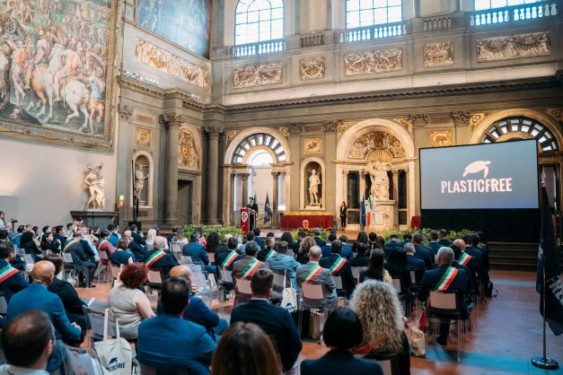 Comuni “Plastic free”: nel Lazio solo tre quelli virtuosi: Sperlonga, Maenza e Monterosi