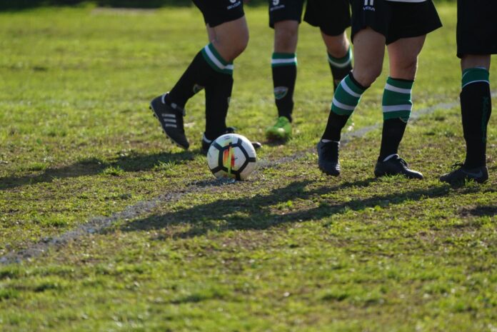 Lite a bordo campo durante una partita di calcio tra 15enni a Vignanello Lite a bordo campo durante una partita di calcio tra 15enni a Vignanello