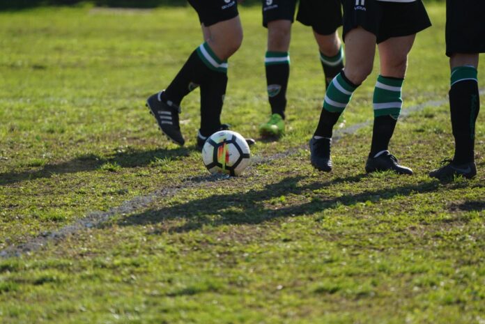 Lite a bordo campo durante una partita di calcio tra 15enni a Vignanello