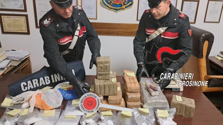 Scoperta con 170 panetti di hashish e 600 grammi di cocaina, arrestata 59enne