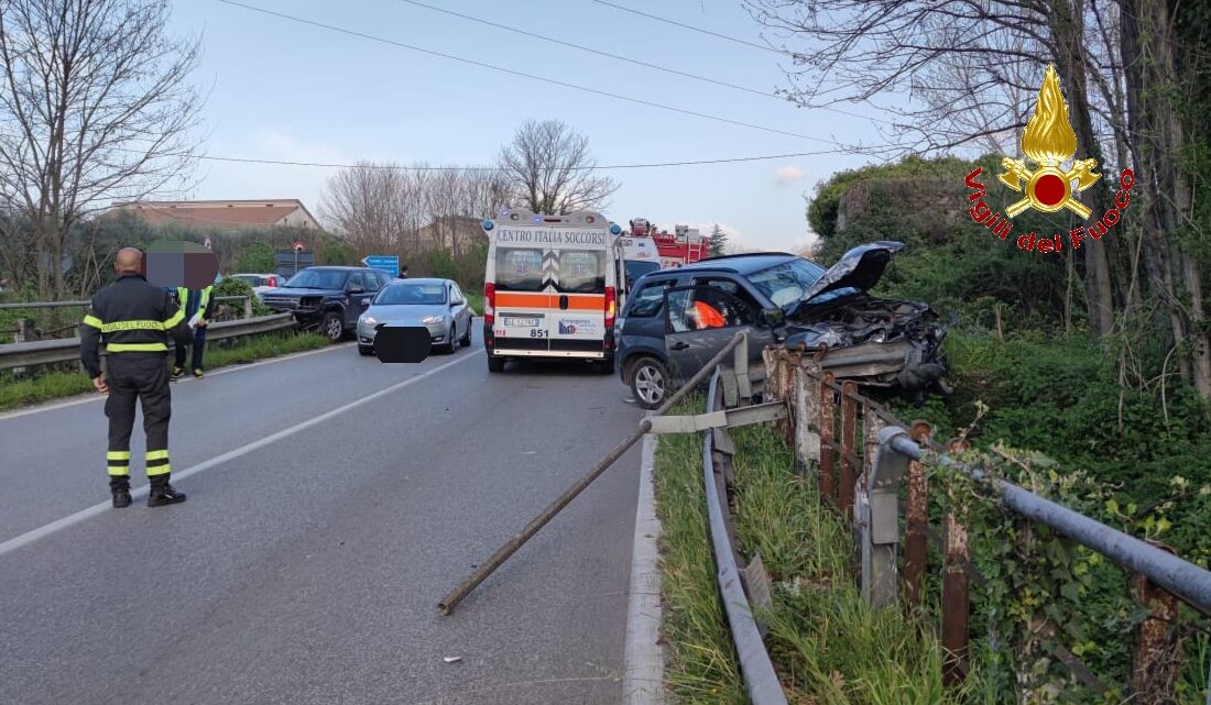 Schianto tra due auto, tre feriti a Vairano