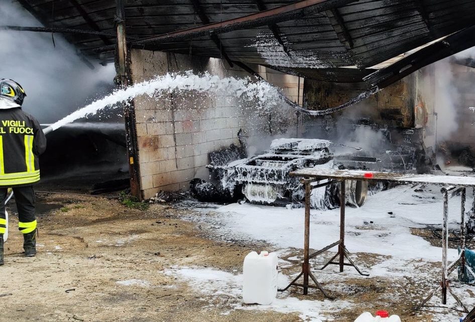 Incendio in deposito automezzi ad Anagni, 3 ore per domare il rogo
