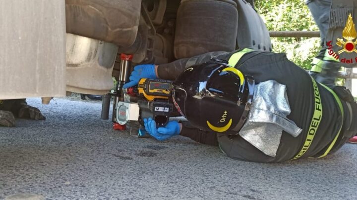 Con la gamba incastrata sotto al tir, salvato 51enne a Santi Cosma e Damiano