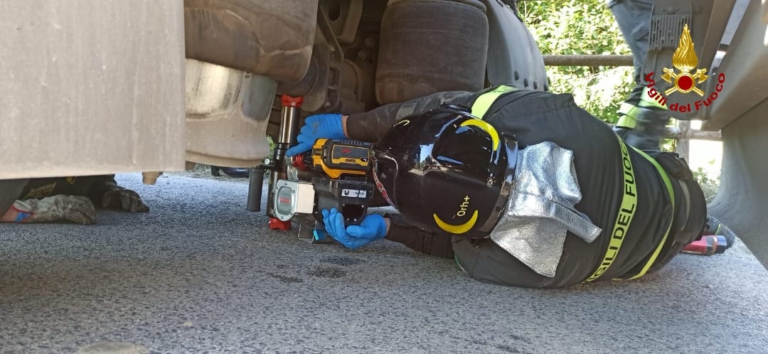 Con la gamba incastrata sotto al tir, salvato 51enne a Santi Cosma e Damiano