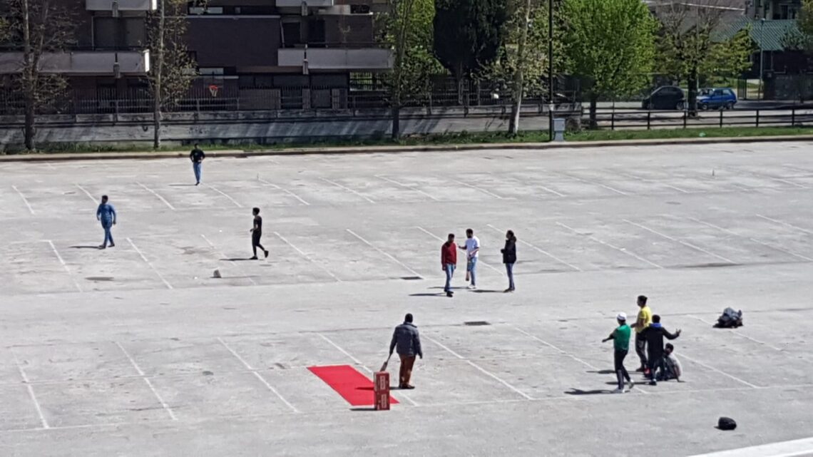 Il cricket in piazza Miranda fra giovani studenti stranieri, per sentirsi meno lontani da casa