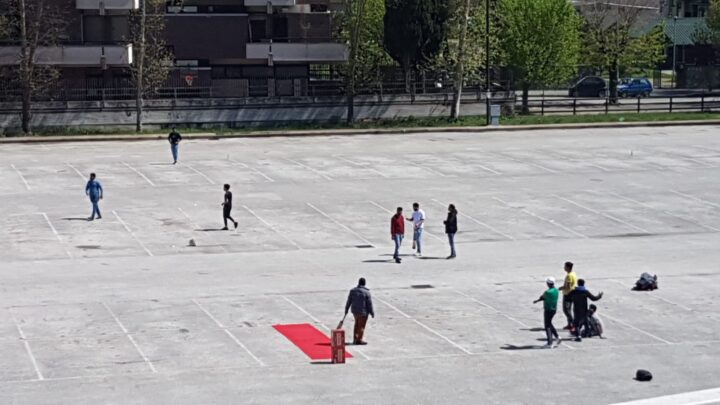Il cricket in piazza Miranda fra giovani studenti stranieri, per sentirsi meno lontani da casa