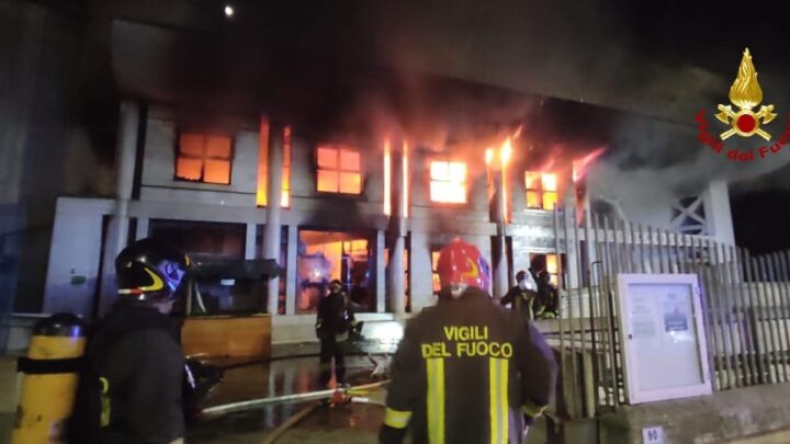 Formia – Incendio chiesa “Don Bosco” nella notte