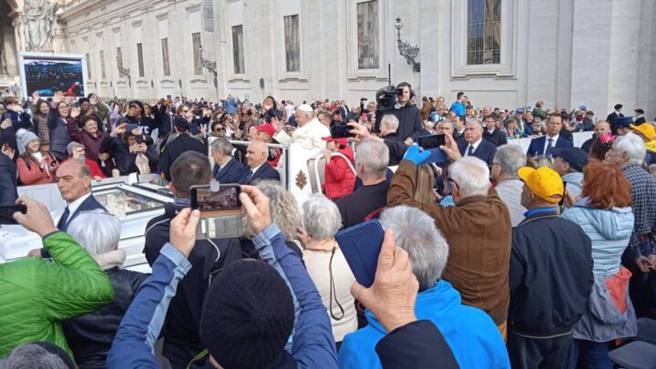 Anziani di Villa Santa Lucia in udienza da Papa Francesco