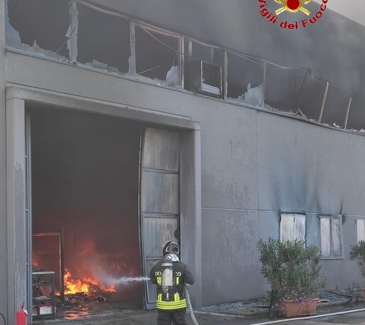 Capannone aziendale in fiamme nella zona industriale di Carinaro